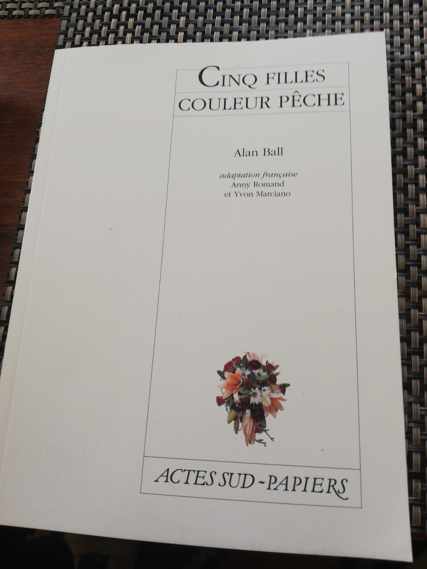 Cinq filles couleur pêche