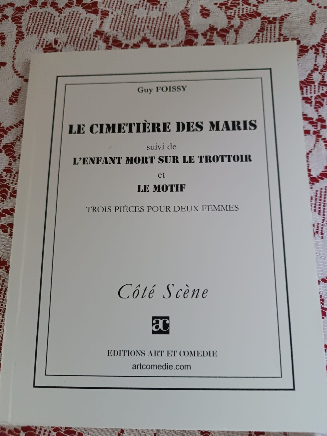 Le cimetière des maris. L'enfant mort sur le trottoir. Le motif : trois pièces pour deux femmes