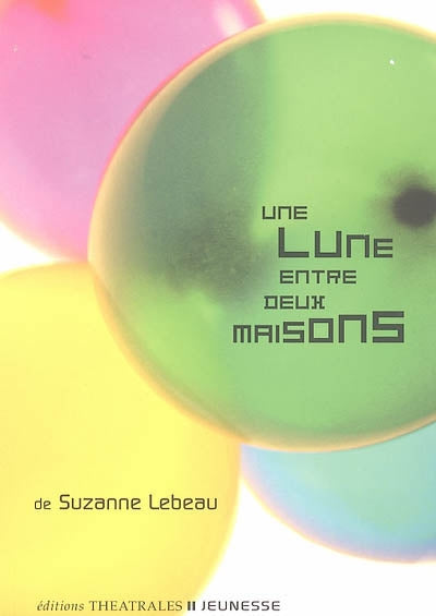 Une Lune entre deux maisons